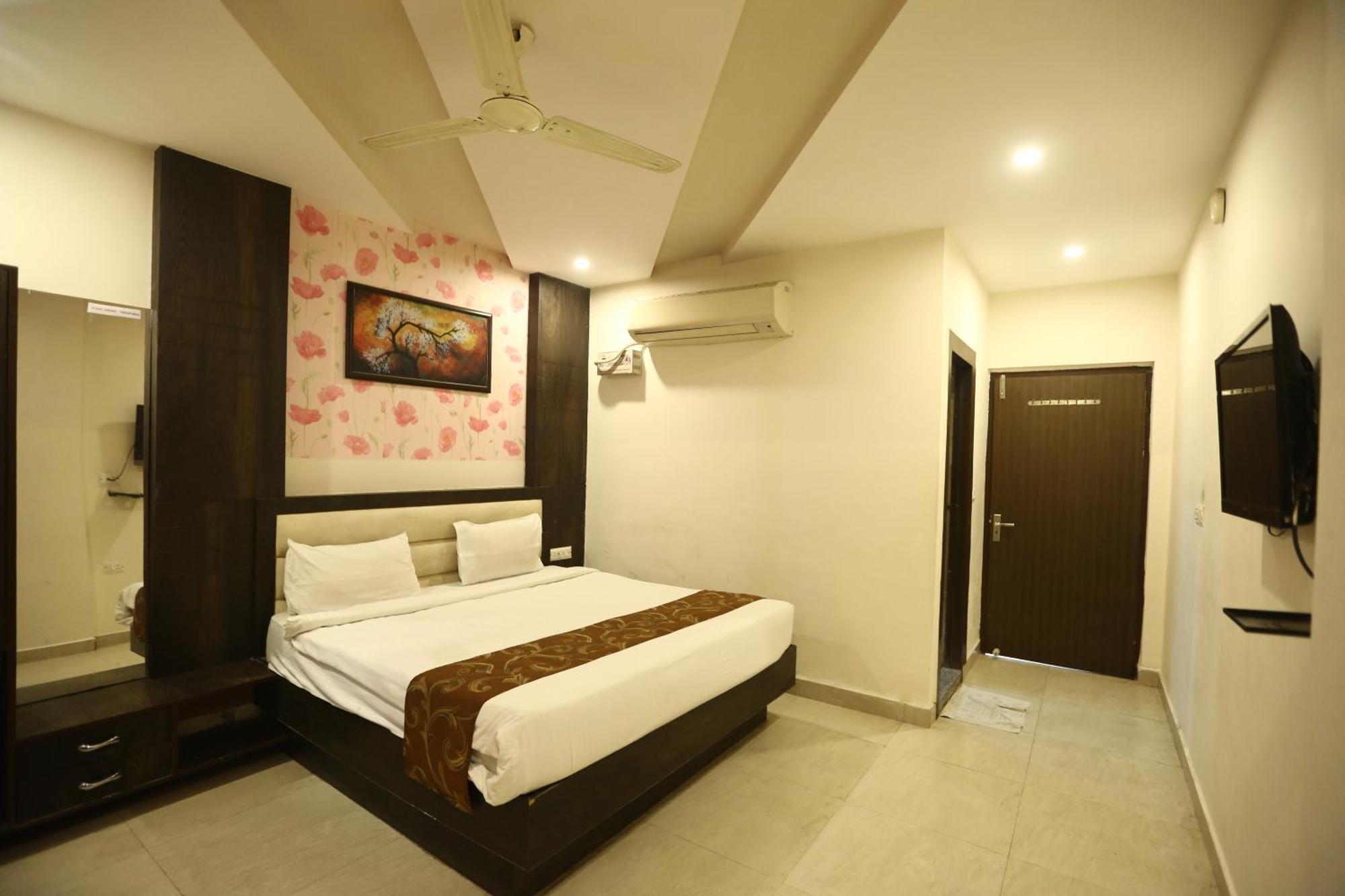 24 Hotel & Resort Agra  Exterior photo